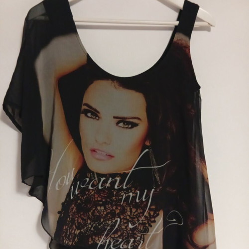 Black asymmetrical blouse with transparent chiffon and print Garantie used