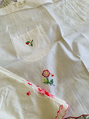 Apron and four handmade linen napkins like new, Florentine embroidery