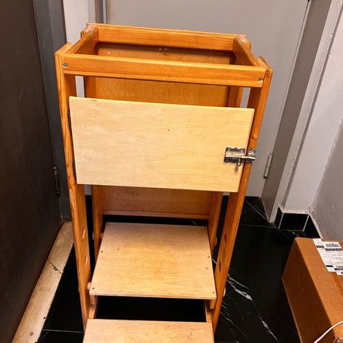 Learning Tower with removable safety door and writing board like new