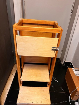 Learning Tower with removable safety door and writing board like new