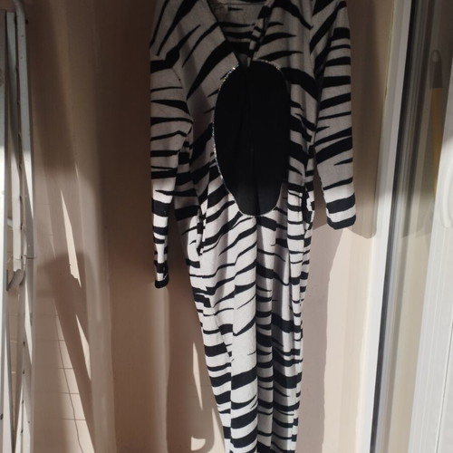 Onesie cat like new, black and white, size M