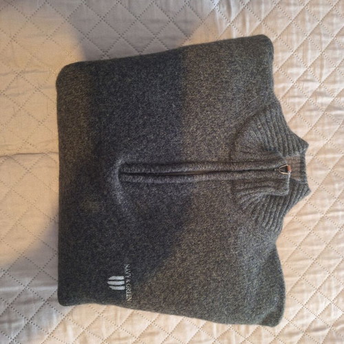 Men's wool sweater Navy and Green like new, size XL, cypress color