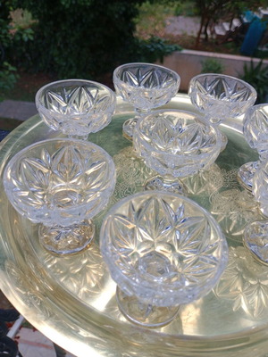 Liqueur set like new with 8 glasses and bronze tray
