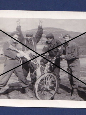 Φωτογραφία ένστολοι στρατιώτες με οπλισμό και αξιωματικός με ποδήλατο μεταχειρισμένη