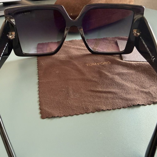 Tom Ford Quinn TF790 01B sunglasses like new, black glossy
