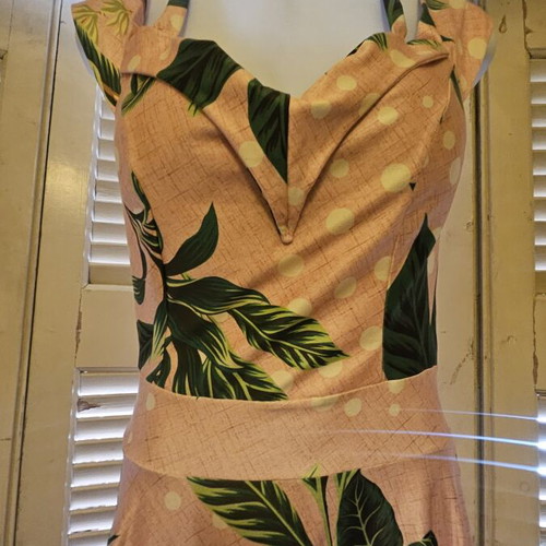 Pink tropical dress with leaf print like new, size S