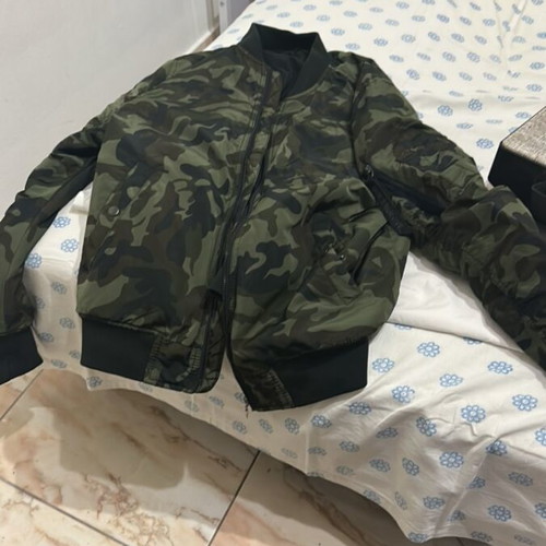 Pull & Bear men's bomber jacket size L like new, camo print