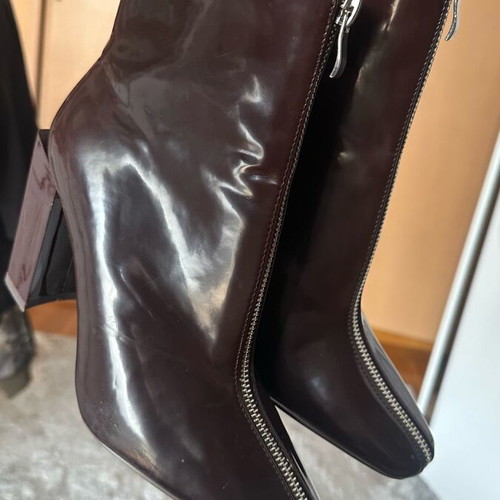 Burgundy ankle boots size 39 like new with impressive heel and zipper