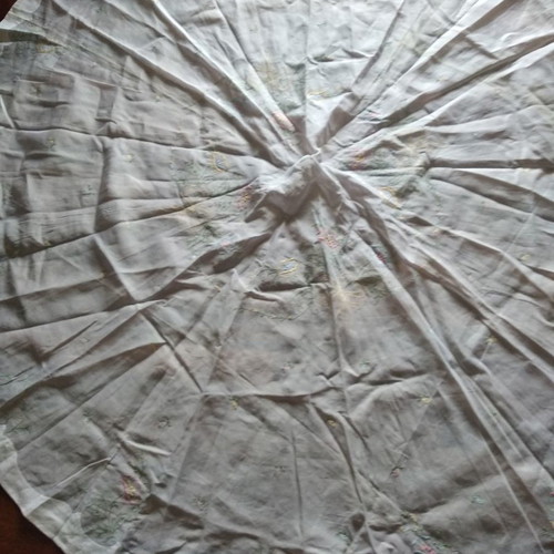 Round organza tablecloth new with Madeira embroidery and 6 napkins