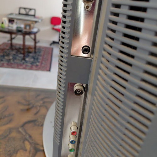 Color TV 32 inches used with detachable speakers and decoder