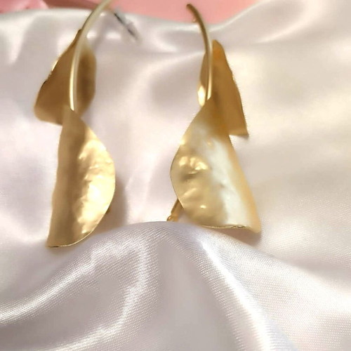 Leaf-shaped earrings in gold color new