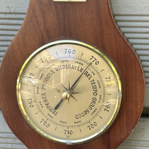 Vintage ξύλινος επιτοίχιος μετεωρολογικός σταθμός με βαρόμετρο και υγρόμετρο
