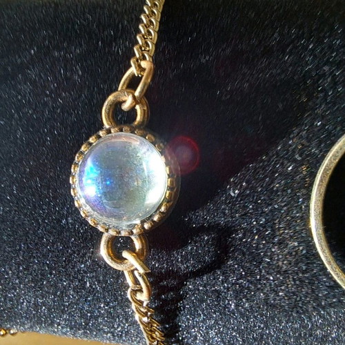 Bracelet new with gold chain and translucent stone
