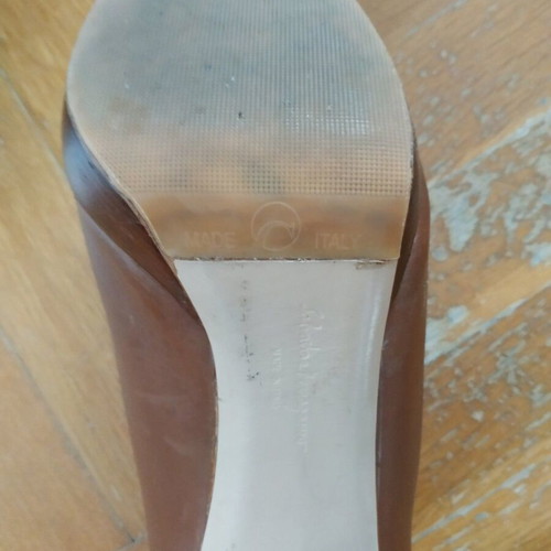 Salvatore Ferragamo Gancini Block Heel Pump size 40 like new, brown