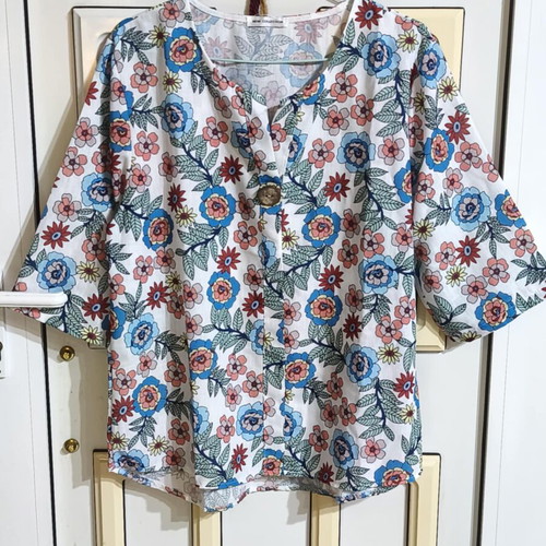 Linen-type floral blouse M-L like new