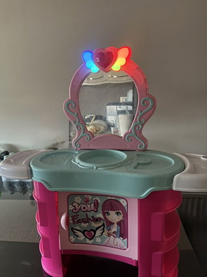 Plastic musical and light-up boudoir like new