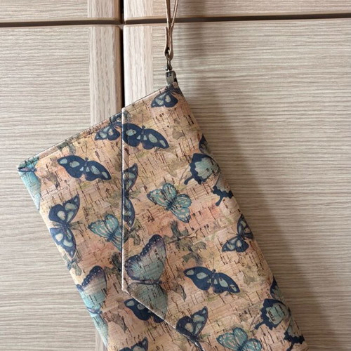 Que sera wrist bag new cork with green butterfly details