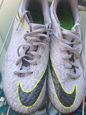 Nike kids football shoes used, size 38.5, white with studs