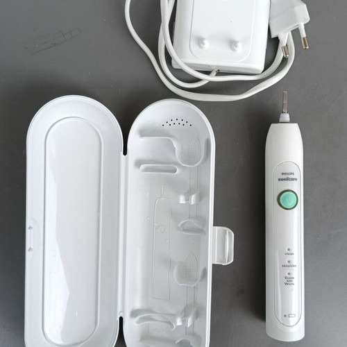 Philips Sonicare HealthyWhite HX6730 electric toothbrush like new with charger and travel case