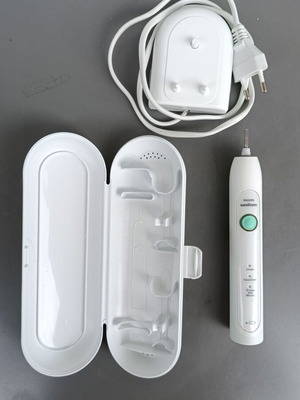 Philips Sonicare HealthyWhite HX6730 electric toothbrush like new with charger and travel case