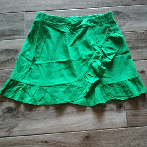 Anel green short skirt like new with ruffles, size L 40 12