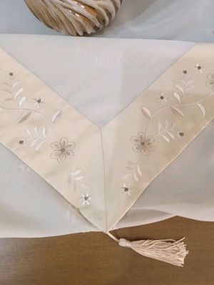Beige tablecloth like new, 130×130 cm