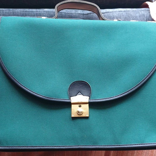 AmiiEt Retro Green Briefcase like new without lock