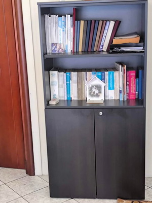 Βιβλιοθήκη γραφείου σκούρο καφέ με αποθηκευτικό χώρο σαν καινούργιο