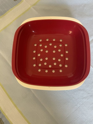 Alegra Tupperware Server like new with strainer