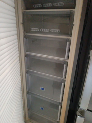 Καταψύκτης Whirlpool inox σαν καινούργιος με βαθιά συρτάρια