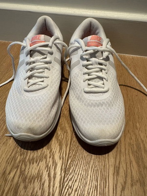 Nike Revolution 4 γυναικεία αθλητικά σαν καινούργια, λευκά με rose gold