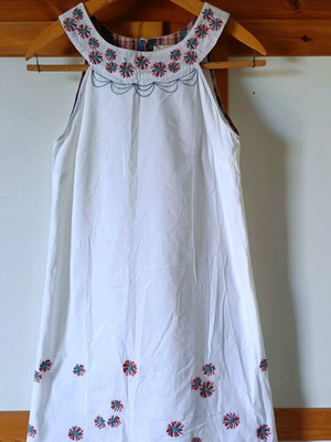 Md'M mini dress like new, white with embroidered details