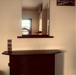 Καθρέπτης και ξύλινο έπιπλο εισόδου