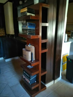 La Maison Coloniale Totem ασύμμετρη ξύλινη εταζέρα βιβλιοθήκη, 38 × 40 × 159,5 εκ.