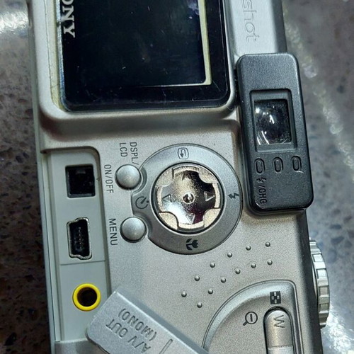 Sony Cyber-shot DSC-P9 4.0MP camera like new, complete set
