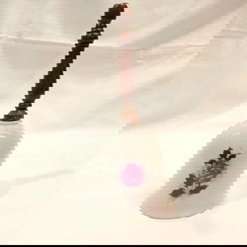 Διακοσμητικό πορσελάνινο καμπανάκι μεταχειρισμένο με ξύλινη χειρολαβή και σχέδιο τριαντάφυλλο