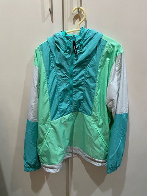 Adidas Adventure windbreaker size Medium new, multicolor
