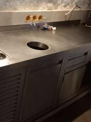 Ερμάριο καφέ σαν καινούργιο με γούρνα, συρτάρια και αμπάρι