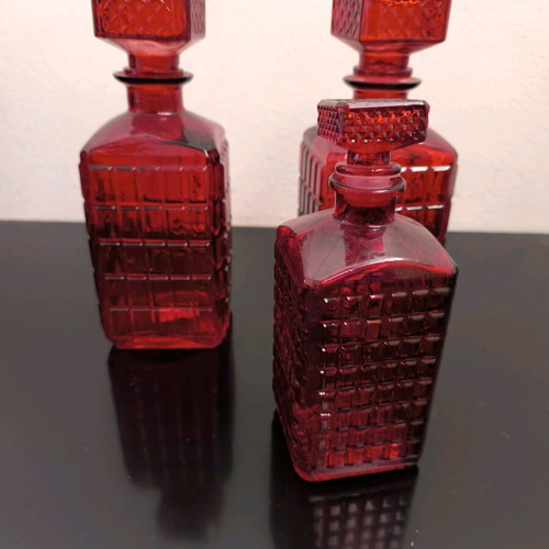 Set of three decorative vases in red glass like new