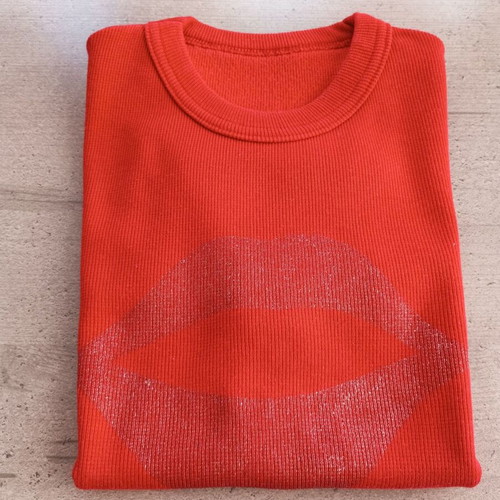 Red ribbed top with glitter lips design like new