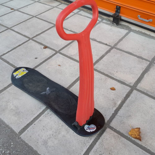 Booter scooter Trespass snowboard used for learning and riding
