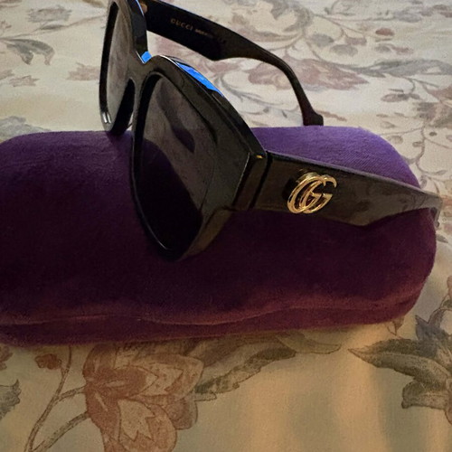 Gucci sunglasses new, black with mauve suede case