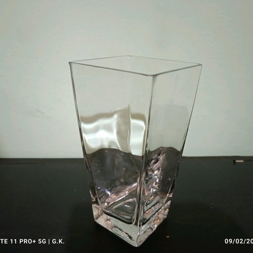 Glass vase like new, transparent modern design