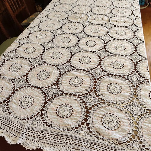Traditional tablecloth 210x240 like new
