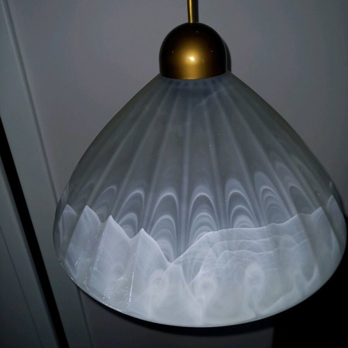 Ceiling light used with paint marks on the cable