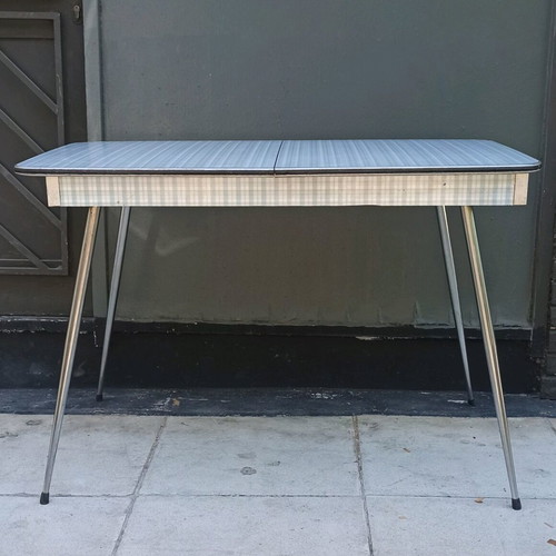 Formica dining table foldable with metal legs like new