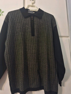 Johns wool sweater like new, black and khaki