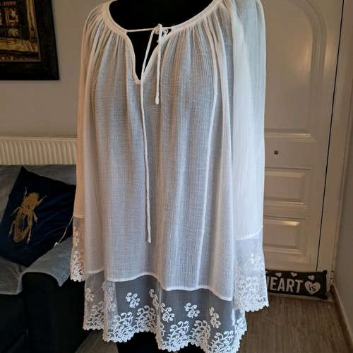 BCBG Maxazria shirt like new, white with unique design
