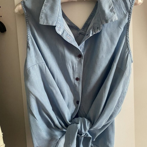 Sleeveless blue blouse with knot used, casual chic style