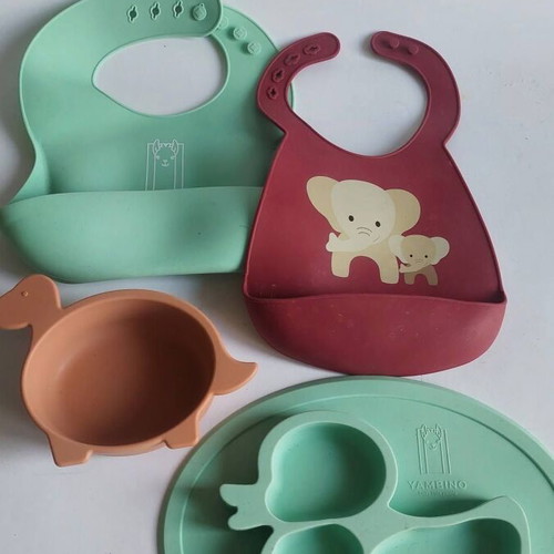 Baby feeding set used, silicone bibs and plates